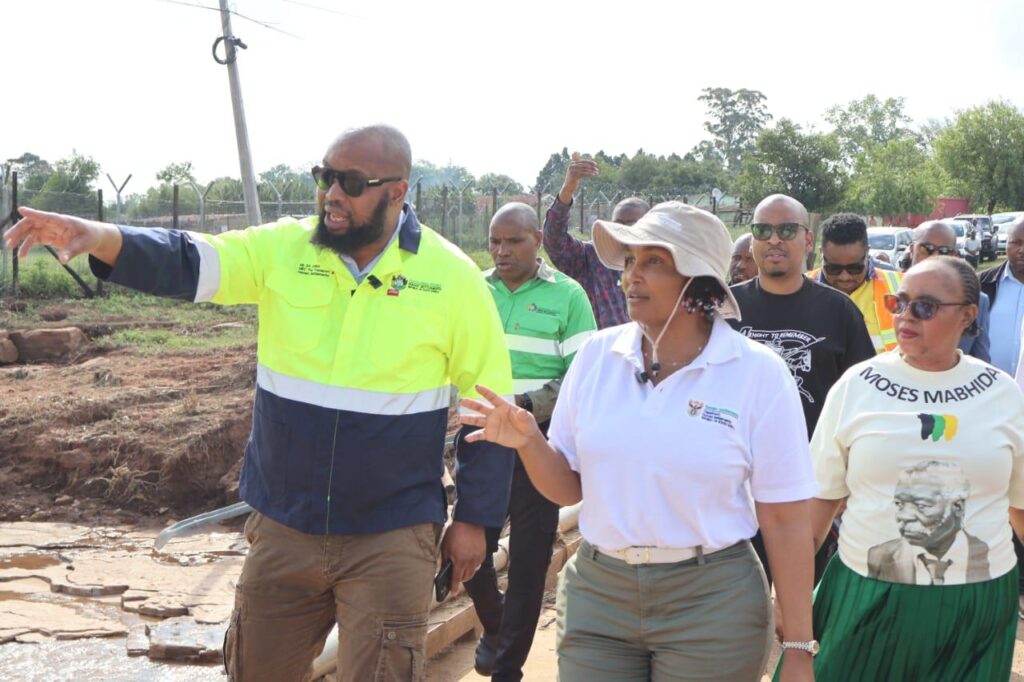 THE VISIT OF THE MINISTER OF HUMAN SETTLEMENTS AND THE KZN MEC FOR HUMAN SETTLEMENTS AND TRANSPORT TO UMSHWATHI MUNICIPALITY.